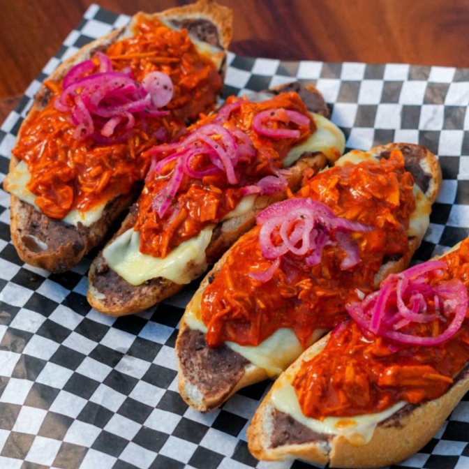 MOLLETES 4 PIEZAS CON COCHINITA PIBIL