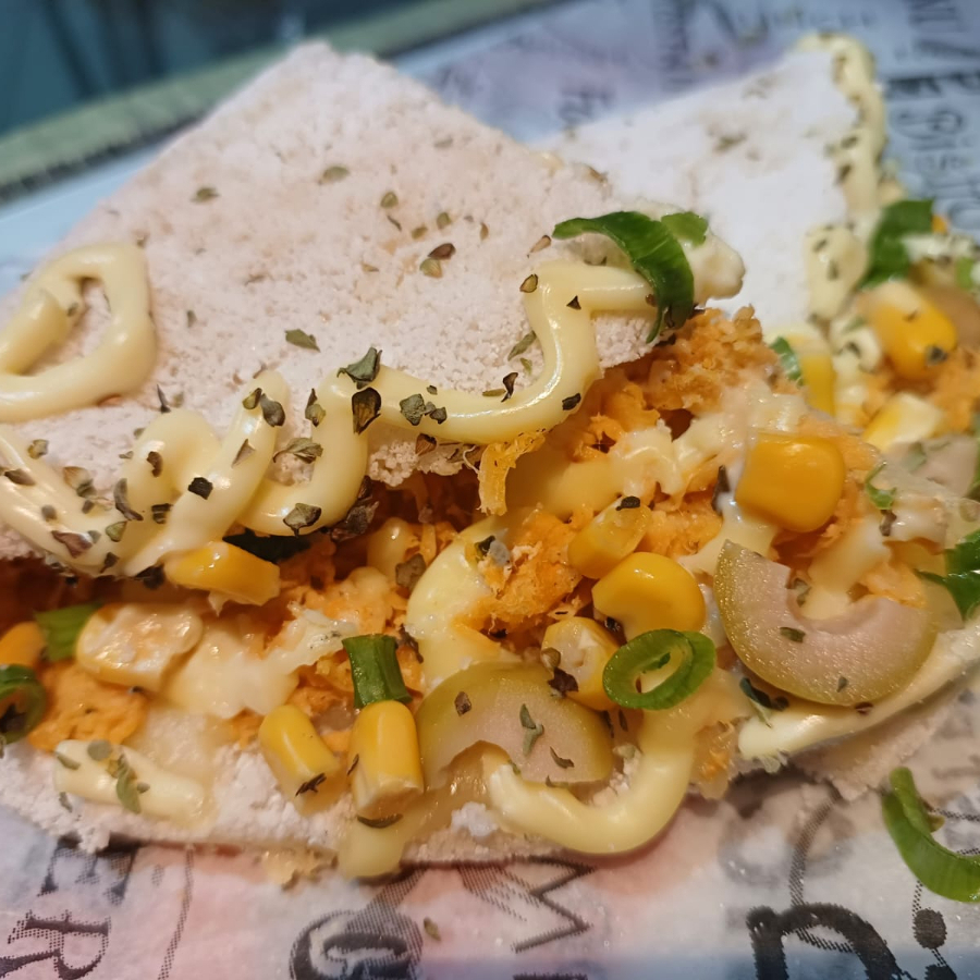 Goma tapioca natural , frango , queijo, milho, azeitona e orêgano.