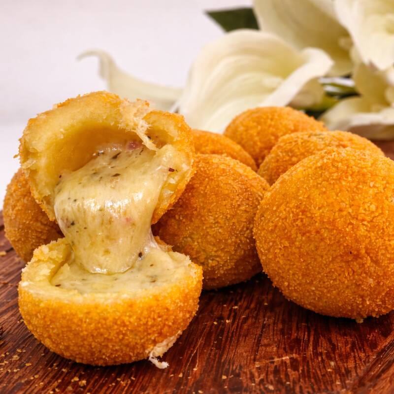 Casquinha crocante por fora e muito queijo por dentro Recheio farto e sabor marcante. Impossível comer um só!