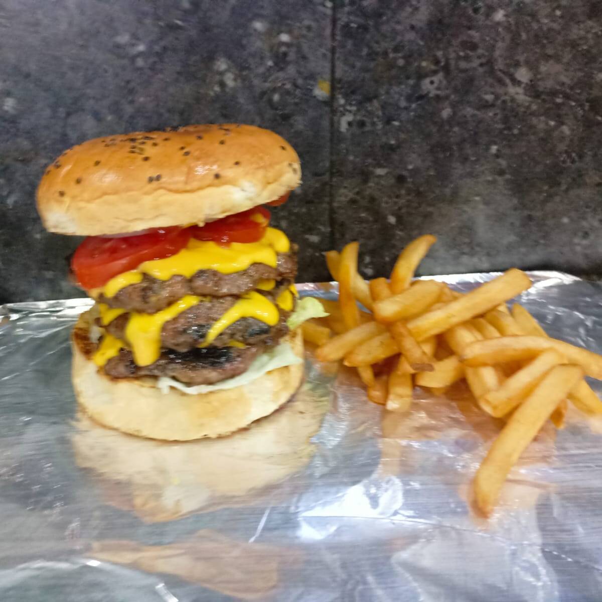Monstruo Burger (2 pzas. carnes) Con Papas