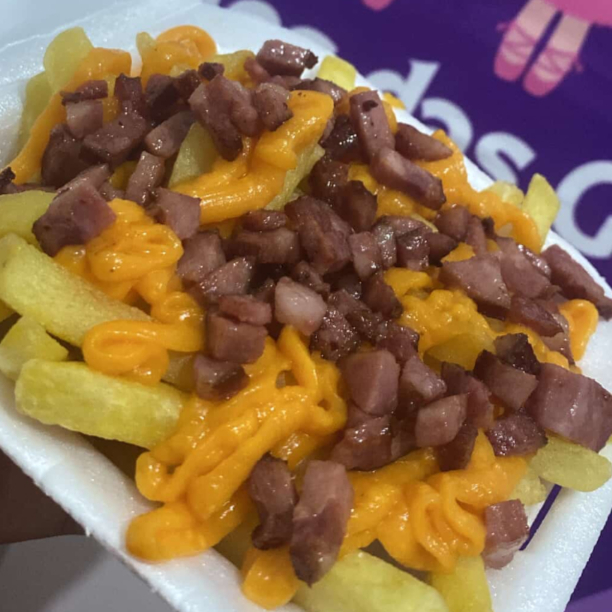 Uma deliciosa porção de batatas acompanhada por cheddar, calabresa, queijo ralado e catchup e maionese em sachês (todos os ingredientes são opcionais) (Serve muito bem 1 pessoa)!