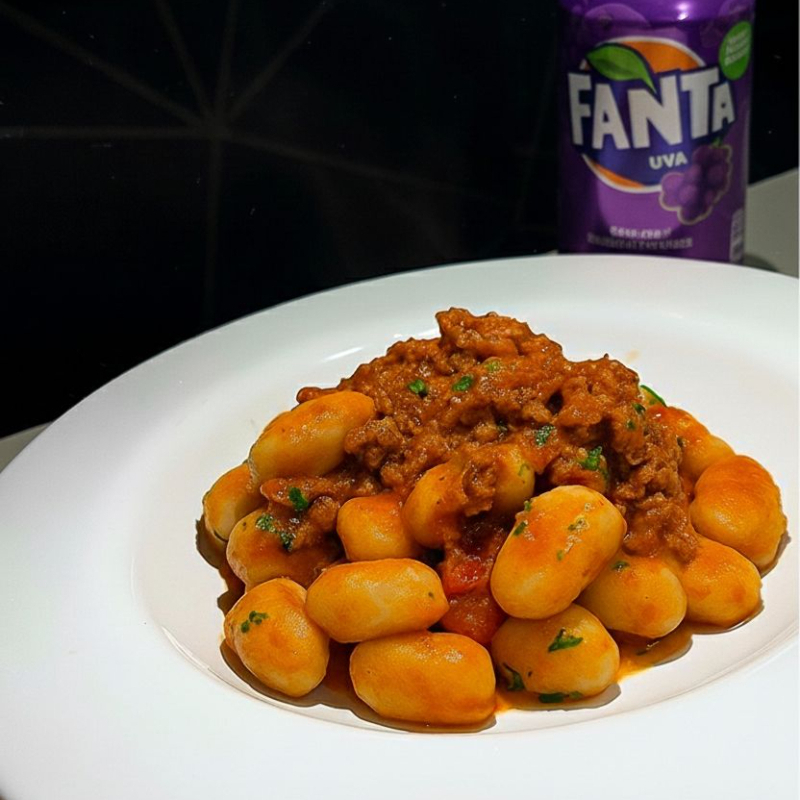 Gnocchi de batatas pequeno, molho bolonhesa finalizado com salsa.