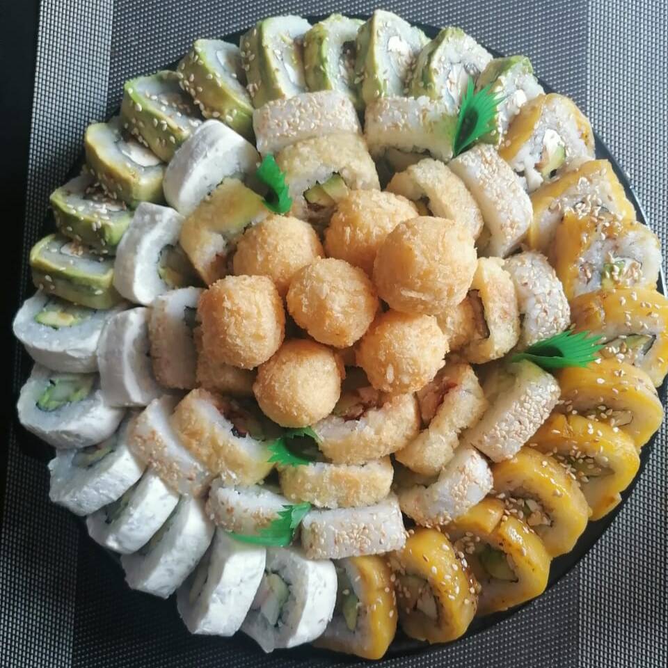 Charola de Makis con Kushiagues de Queso