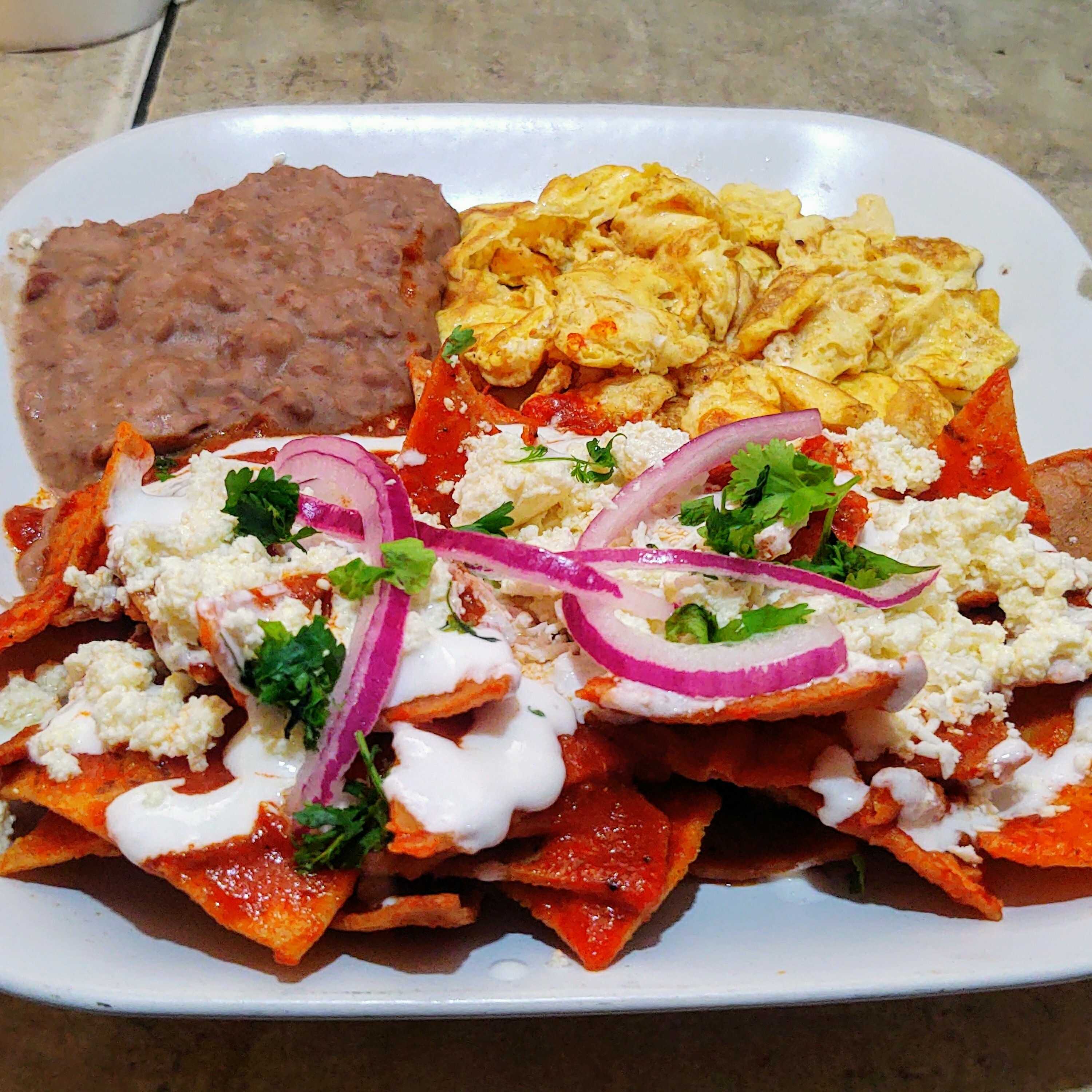 Chilaquiles en ,salsa roja con Huevos