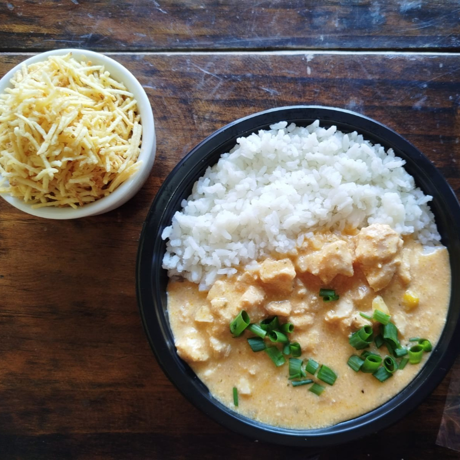 Estrogonofe de frango com molho cremoso, milho verde e azeitona, acompanha arroz branco soltinho e batata frita.