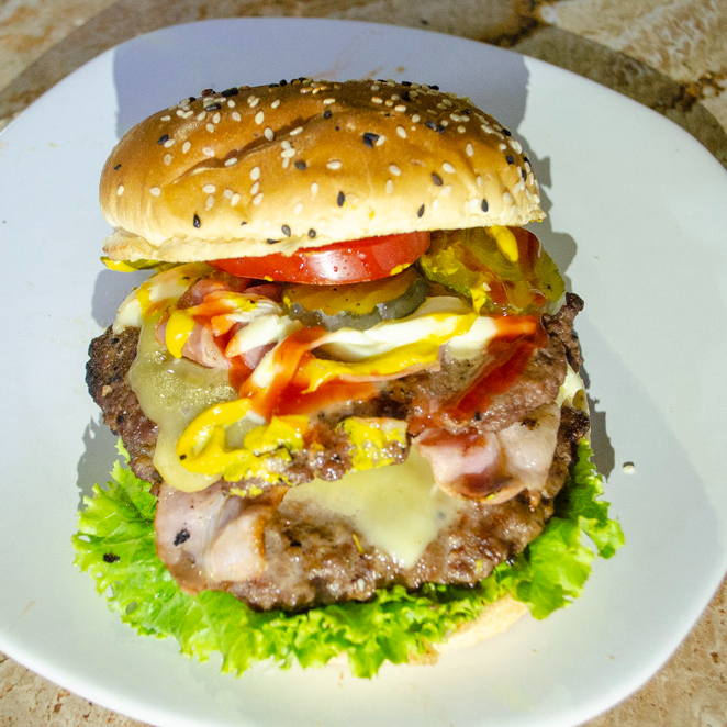 Deliciosa Hamburguesa Doble Carne al Carbón