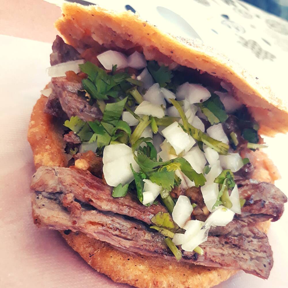 Gordita de Chicharrón con Arrachera