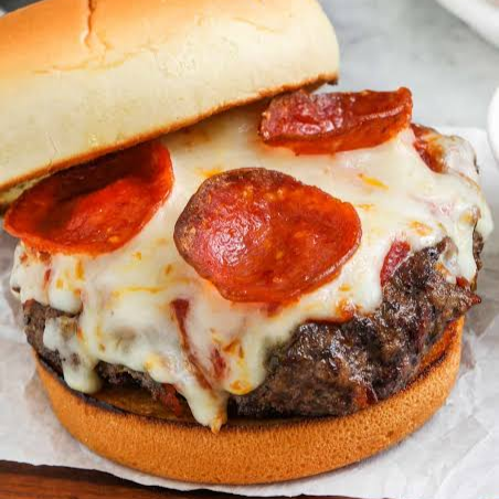 Pizza-burguer 🍔 + 1 Refresco 🥤 + Papa 🍟