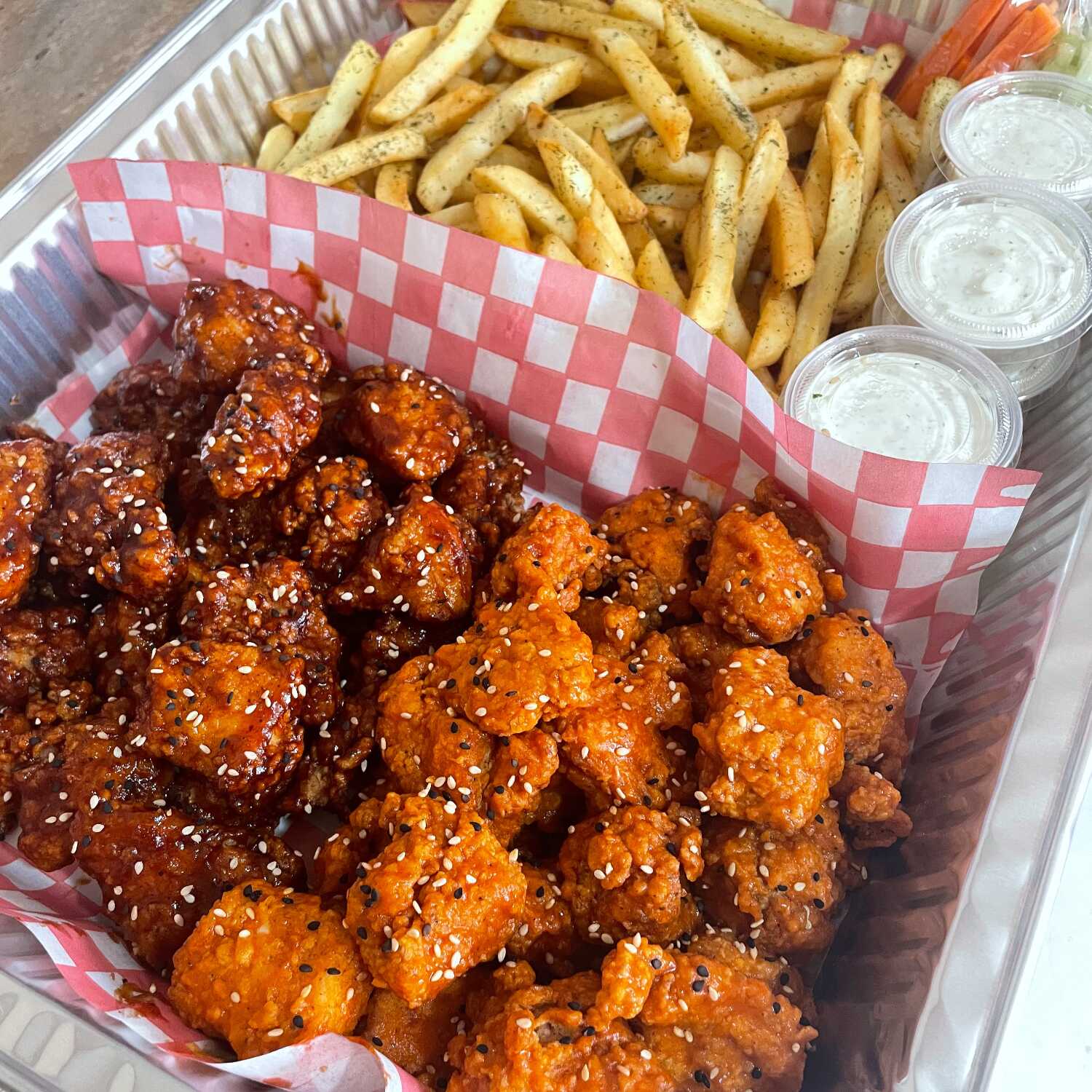 COMBO CHAROLA GRANDE BONELESS CON PAPAS