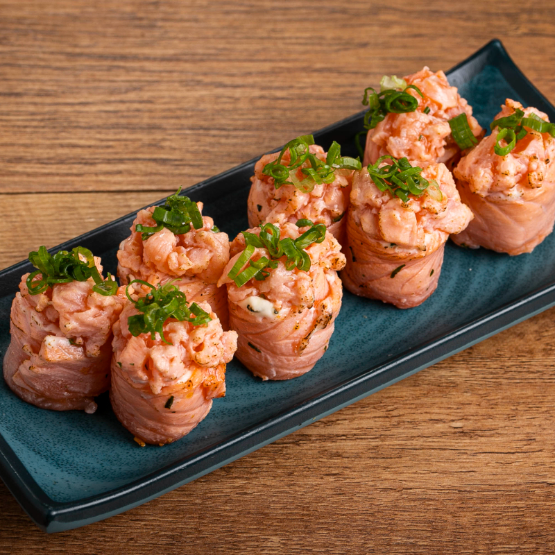 Jyo maçaricado com batinho de salmão por cima.