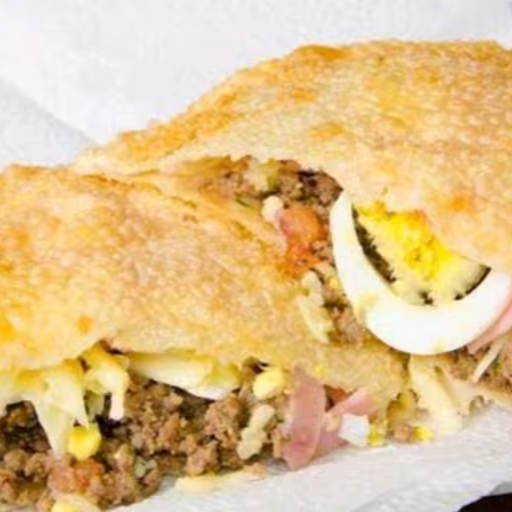 Carne,mussarela,presunto,ovo e azeitona.