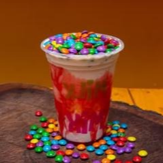 Milk shake de 250ml sabor misto (baunilha com chocolate).*Adicionais vão dentro do copo, na parte superior do sorvete/milk shake.