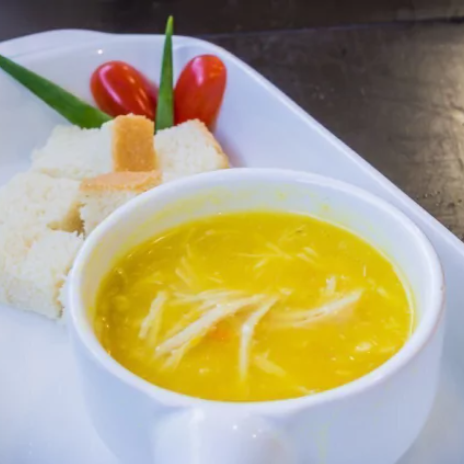 Cremoso, nutritivo e cheio de sabor! Nosso caldo de mandioquinha com frango desfiado é feito com ingredientes frescos e selecionados, combinando a suavidade da mandioquinha com o frango cozido no tempero caseiro. Uma explosão de sabor que aquece o corpo e conforta a alma – perfeito para os dias frios ou para quem busca uma refeição leve e deliciosa. Acompanha torradas.