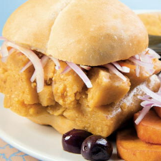 Sanguche Pan con Tamal Criollo