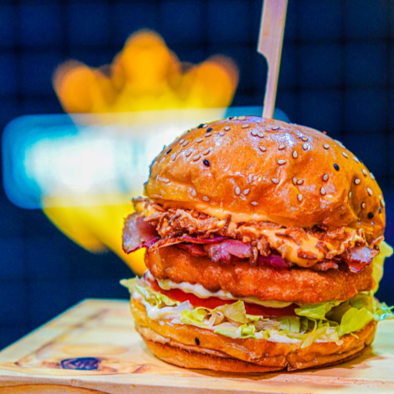 PÃO PRIME, BLEND FRANGO EMPANADO DE 150G, 3FATIAS BACON, MOLHO CHEDDAR, CEBOLA CRISPY