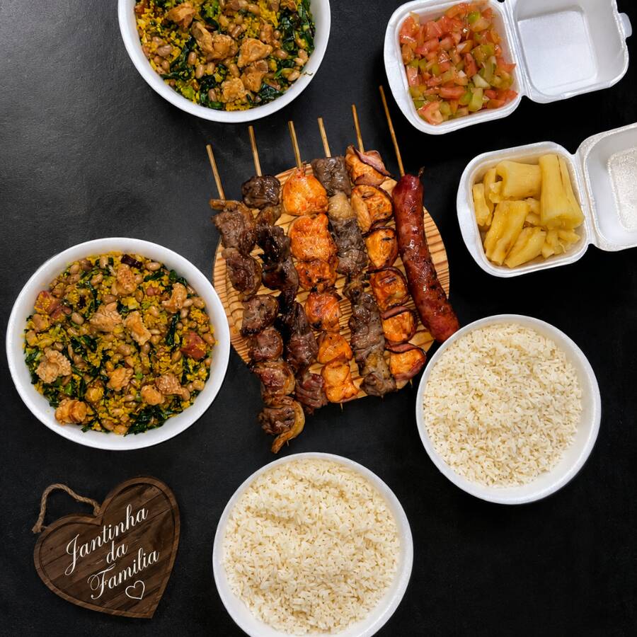 Combo completo e bem servido para reunir a galera e aproveitar uma jantinha cheia de sabor! Acompanha 2 marmitex de arroz soltinho, 2 marmitex de feijão tropeiro bem temperado, 1 mandioca mini, 1 vinagrete mini fresquinho e 6 espetinhos saborosos. Serve até 6 pessoas Acompanha 6 espetinhos: 2 contra-filé, 2 frango com bacon, 1 linguiça suína e 1 picanha montada Ideal para dividir com família ou amigos e matar a fome com uma jantinha completa.