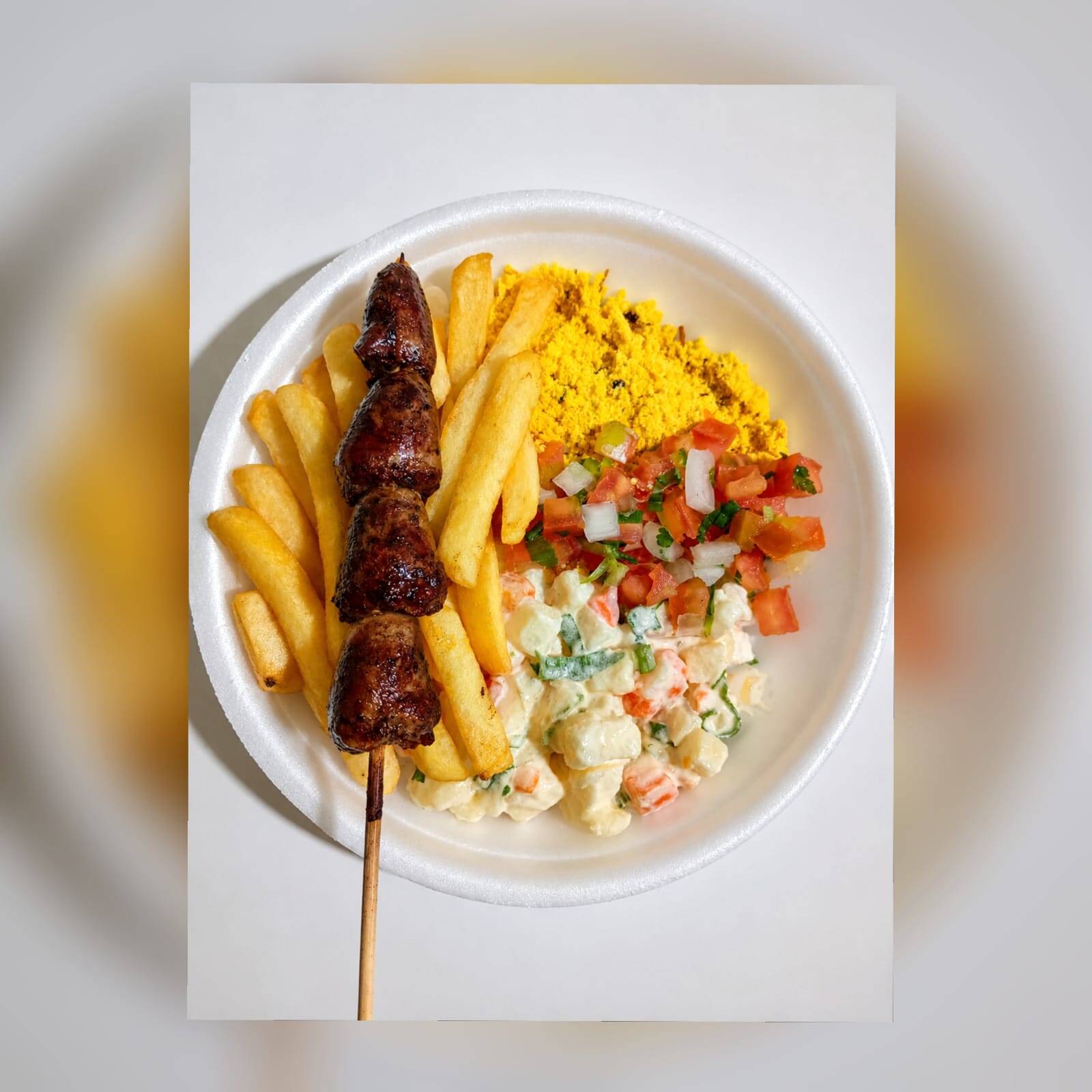 jantinha P deliciosa acompanha arroz farofa de baicon salada de maionese vinagrete e batata frita ( 1 espetinho )