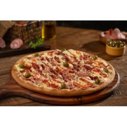 Molho de tomate Italiano, calabresa, tomate, requeijão, bacon em cubos, orégano e azeitonas verdes sem caroço.