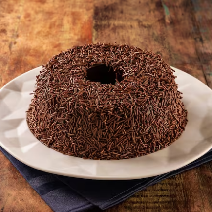 Massa de chocolate  coberta com brigadeiro e granulado  19 cm de diâmetro