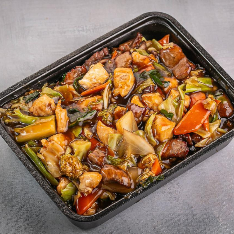 Descubra o sabor inigualável do nosso Yakissoba Misto de Carne e Frango. Cuidadosamente preparado com macarrão de primeira qualidade, suculenta carne bovina e tenro frango. Acrescentamos uma generosa variedade de legumes frescos e crocantes para proporcionar uma experiência culinária completa. Este prato de 800g é perfeito para compartilhar ou para satisfazer um apetite robusto. Desfrute de uma refeição farta e saborosa, repleta de sabores orientais autênticos e nutritivos.