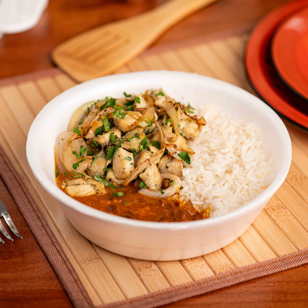 Cubos de peito de frango grelhados, arroz , feijão carioca cozido com bacon e linguiça calabresa.
