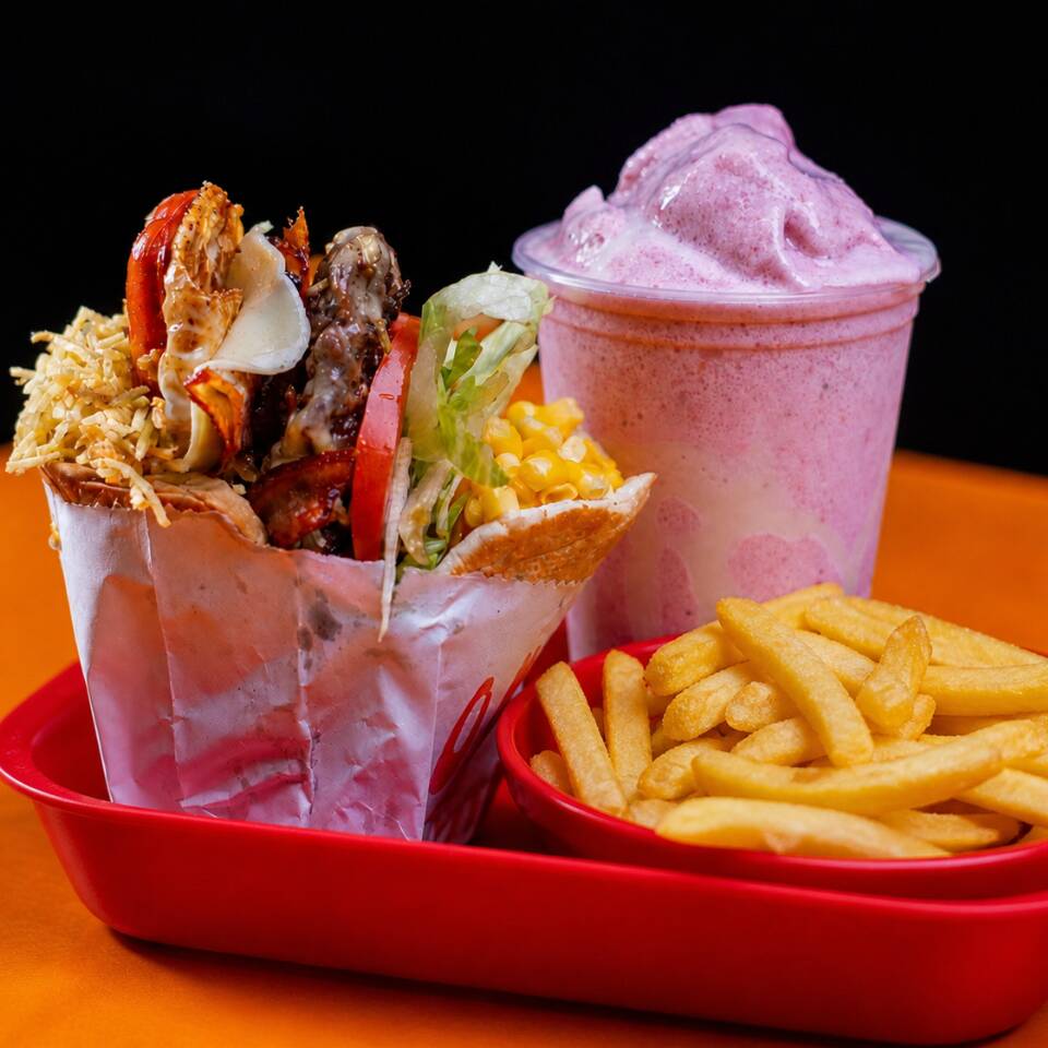 Um X-Tudo completo com muçarela, salsicha, bacon, ovo, alface, tomate, batata palha e milho, acompanhado de um creme refrescante de 500ml. e batata frita 150g. Uma combinação irresistível de lanche e sobremesa!