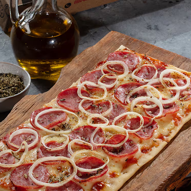 Escolha o sabor que mais combina com você entre nossas opções disponíveis de Super Fatia (25cm X 12cm). Preparada na hora com massa artesanal, molho de tomate especial e ingredientes de primeira. Aproveite!