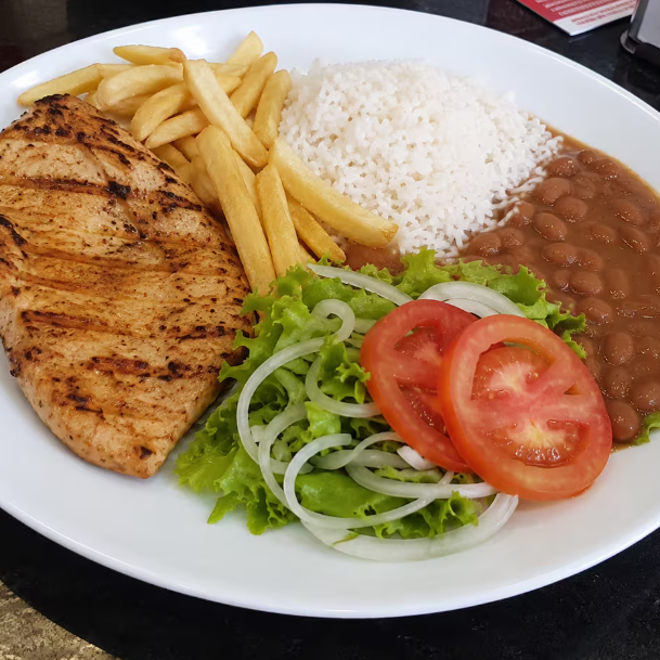 Arroz, feijão e fritas + salada (alface, tomate e cebola).