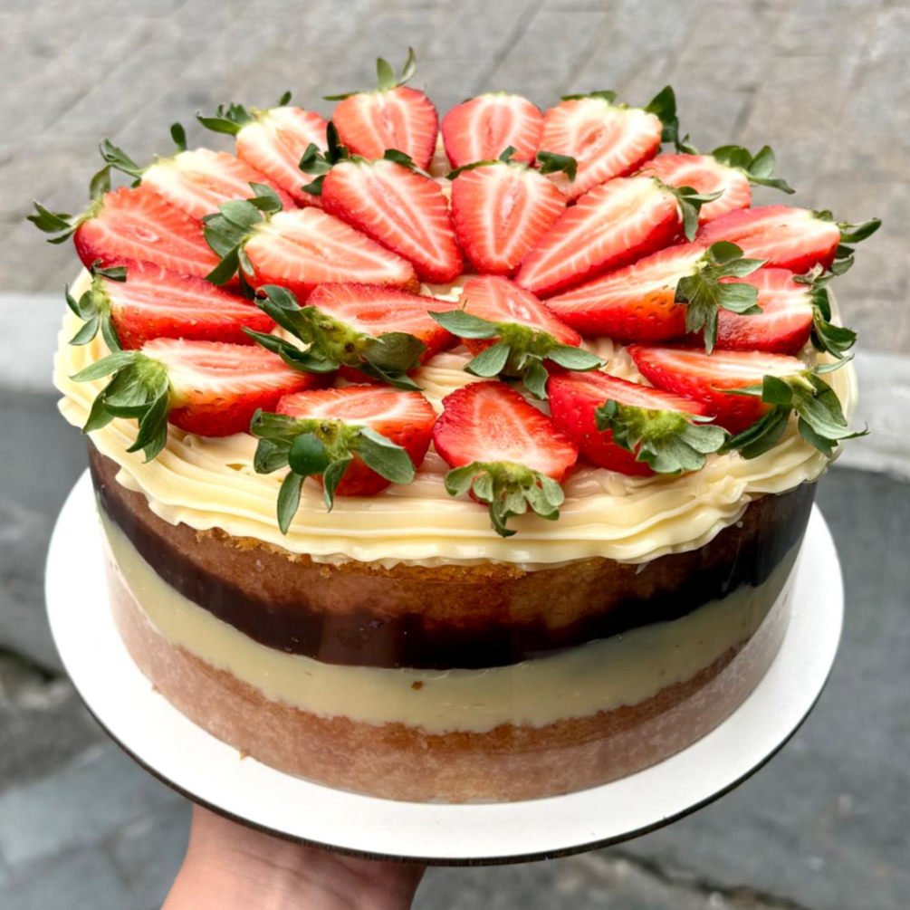 Bolo feito com massa de pão de ló de baunilha regada com calda de leite condensado e recheado com brigadeiro de Ninho cremoso e brigadeiro de chocolate gourmet . Sendo duas camadas de massa e uma de recheio cremoso. Não vai chantilly, vai envolto em uma tira de acetato o que possibilita molhar mais o bolo e preserva no transporte para que ele não "desabe". Ótima Opção par a Presente de Aniversário Bolo de Aniversario Bolo de Festa Bolo Confeitado Bolo Festivo