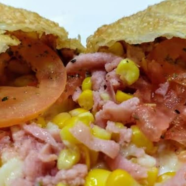 Massa crocante e douradinha, recheada com muçarela derretida, presunto, tomate e um toque de orégano.