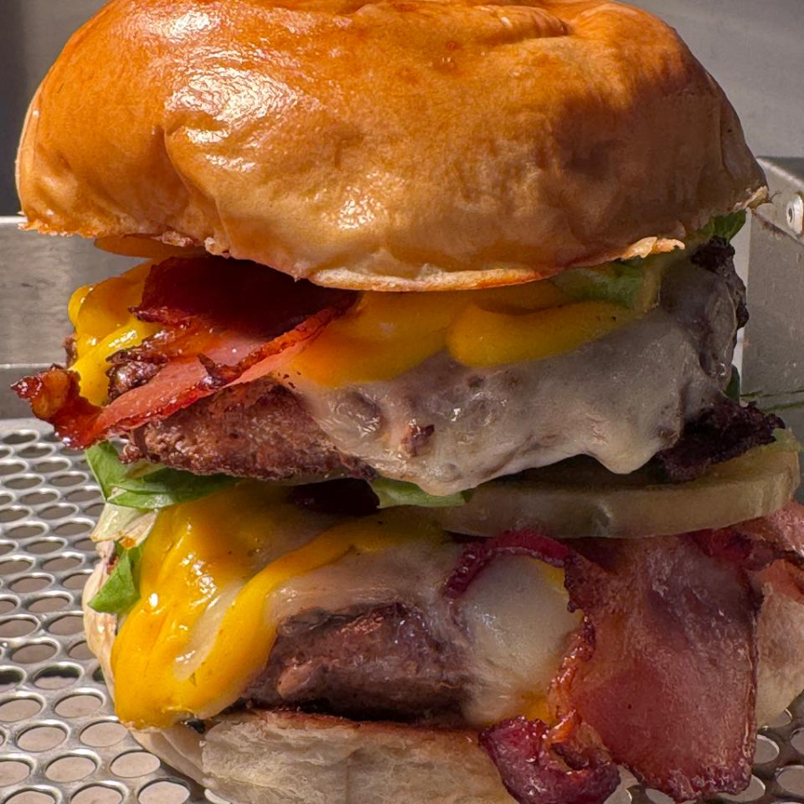 2 blend 150g,bacon,queijo,molho na base do pão e salada