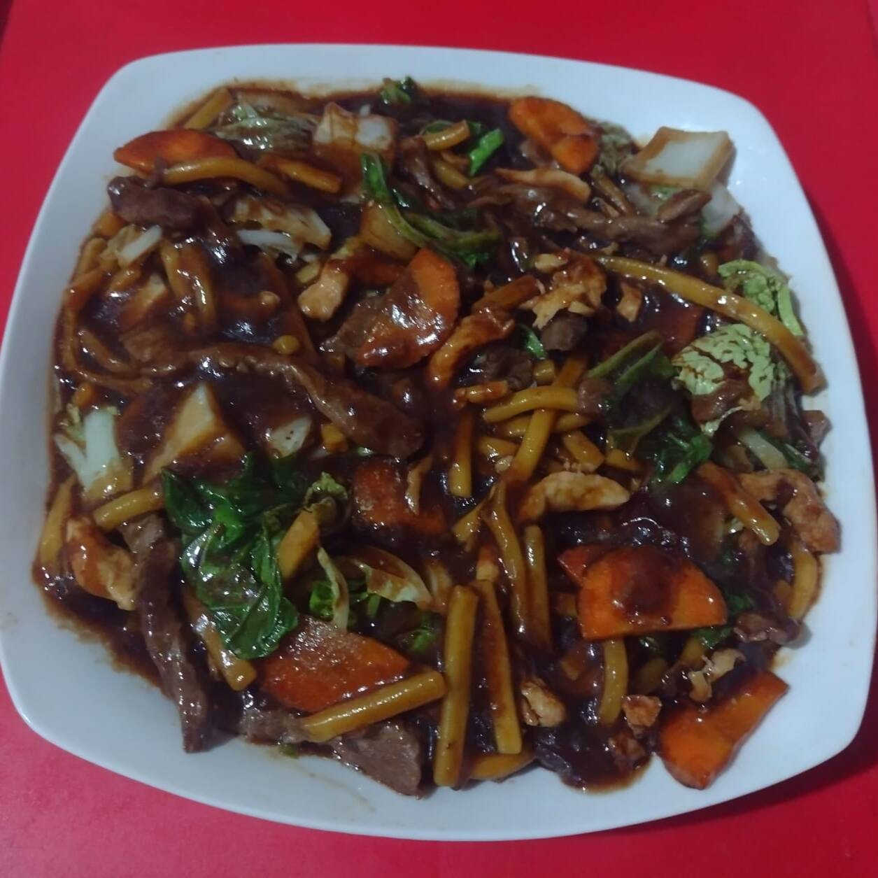 Macarrão, carne e legumes ao molho shoyu. Aproximadamente 600g.