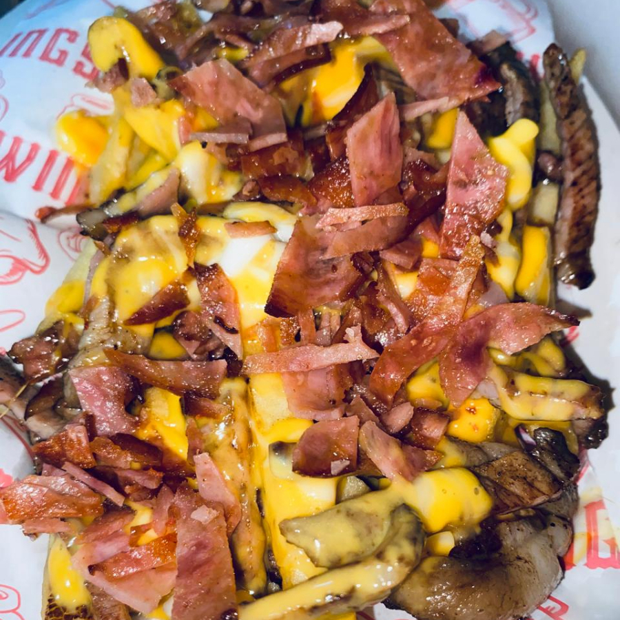 Papas con Carne Asada, Tocino y Queso