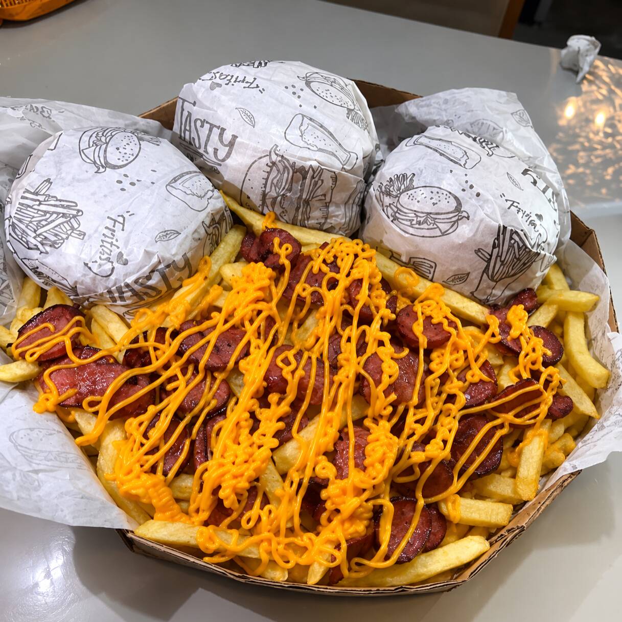 1 X-filé de frango, 1 X-tudo, 1 cheddar, batata e calabresa
