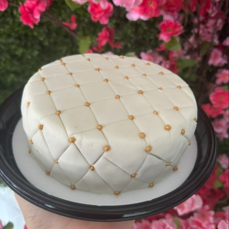 Massa de bolo de chocolate fofinha com compota de frutas secas e cobertura de açúcar