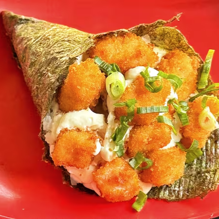 Composto por cubos de salmão cuidadosamente empanados, preparado na hora para garantir sua máxima frescura, este temaki é extremamente saboroso.