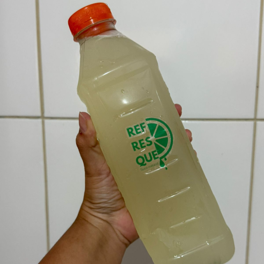 Suco do limão, água e açúcar