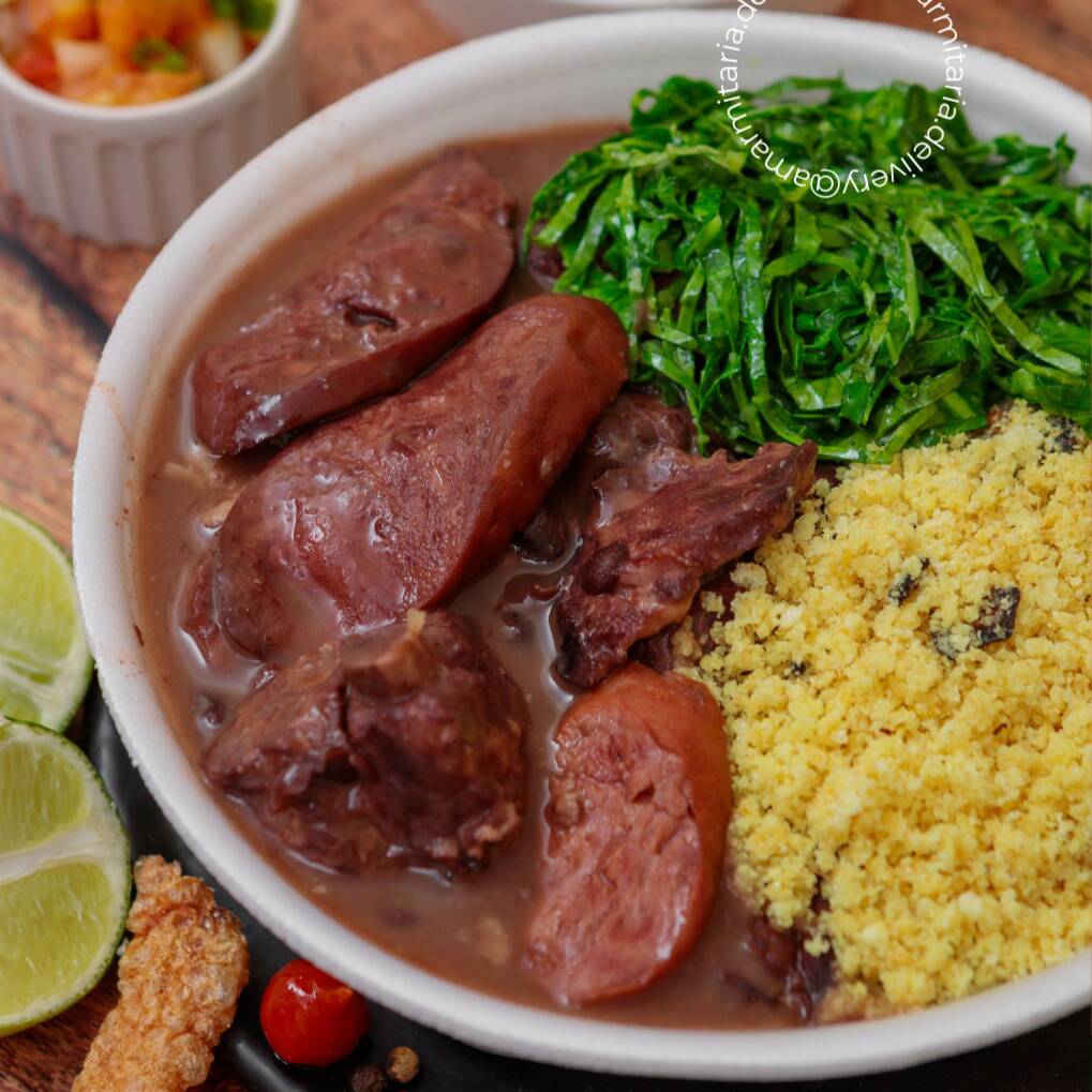 Aquela feijoada que pede um almoço sem pressa! Acompanhada de arroz, torresmo, farofa da casa, couve e vinagrete.