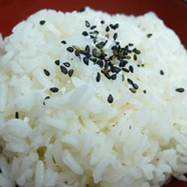 Arroz japonês sem tempero, gergelim por cima.