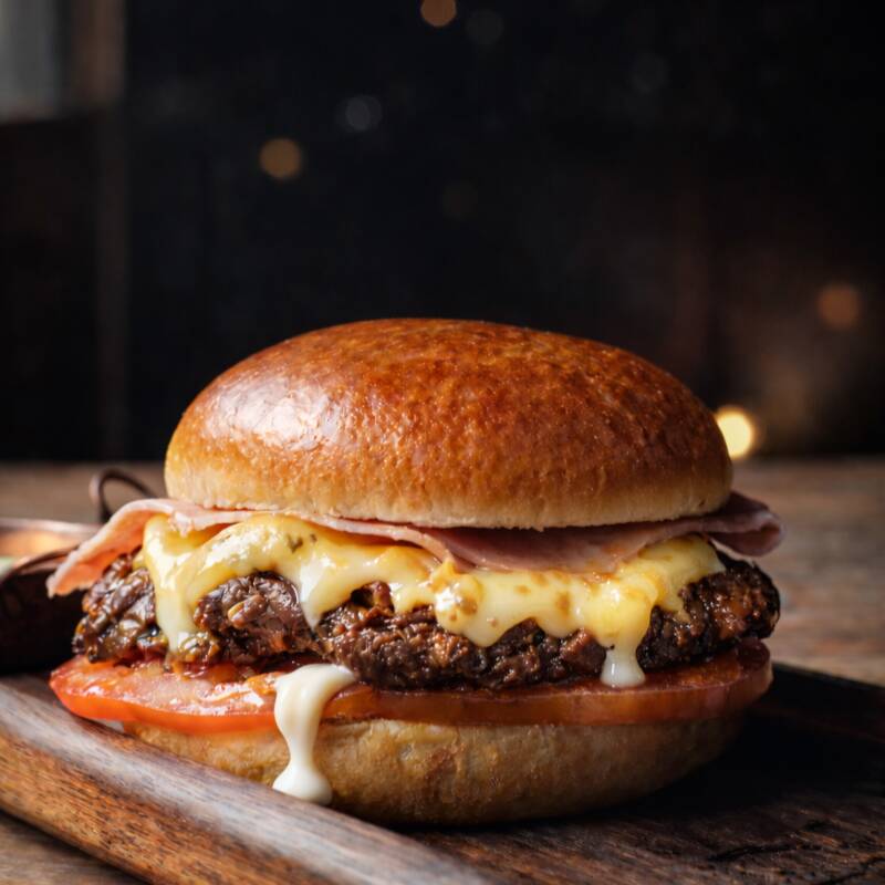 Filé mignon em tiras, queijo mussarela, presunto, tomate, maionese da casa e pão brioche artesanal.