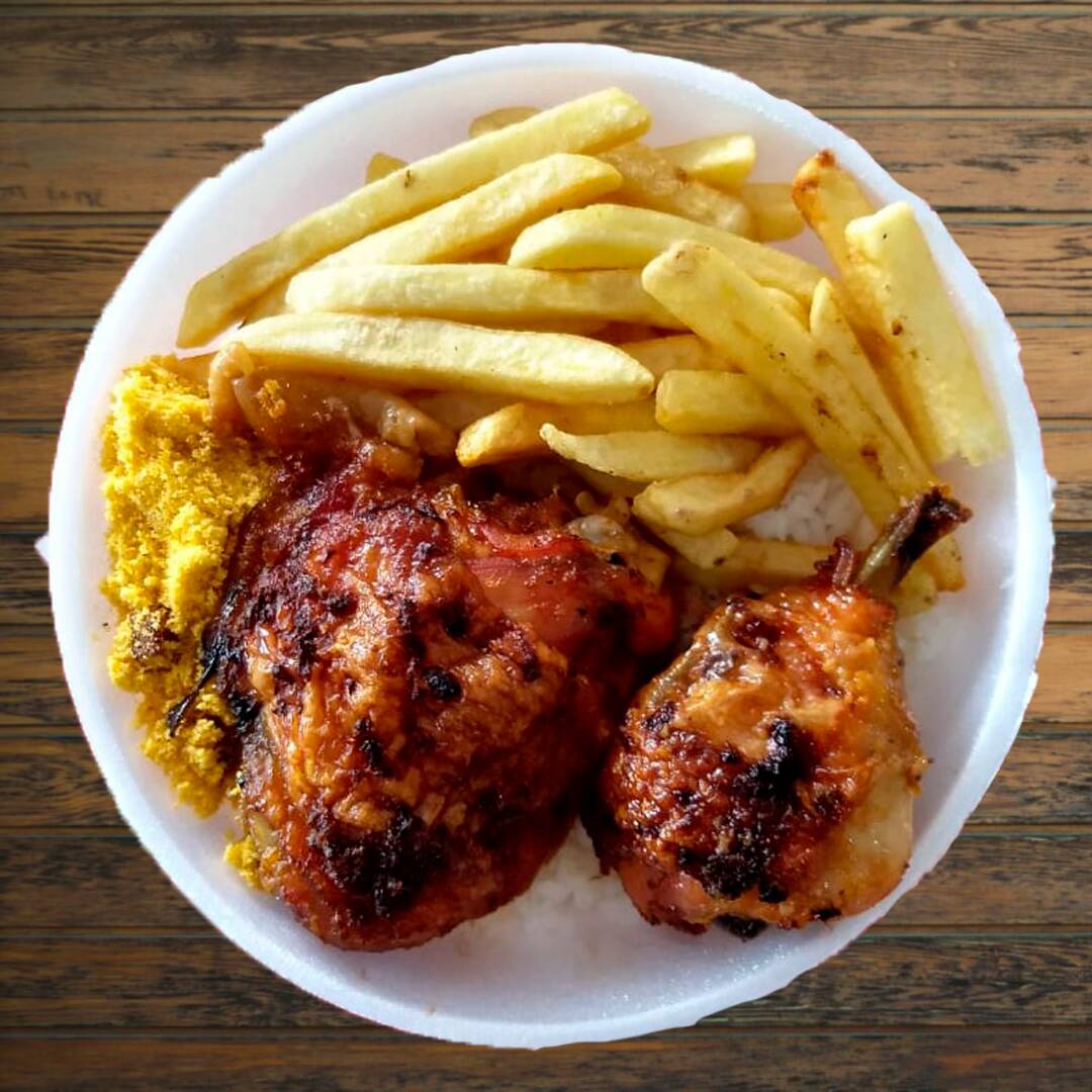 Acompanha arroz, feijão, fritas e farofa.