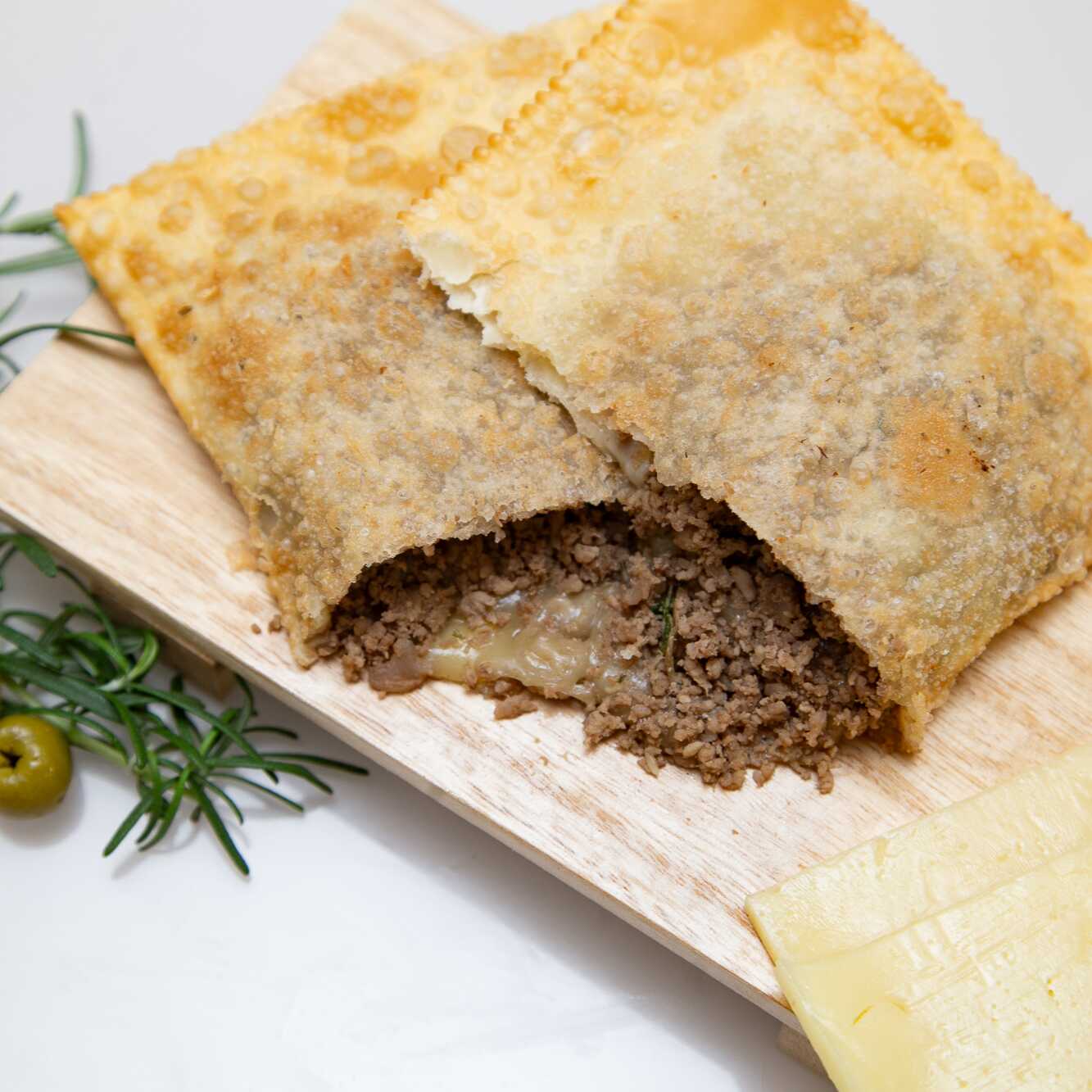 Carne moída refogada com cebola e alho, azeitona e muçarela.