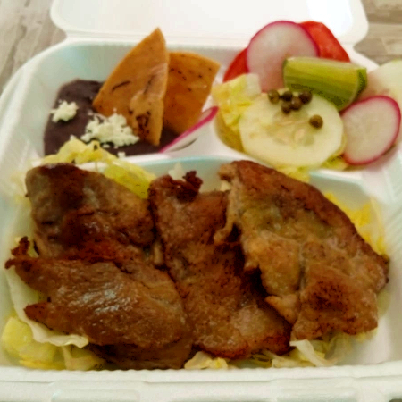 Chilaquiles de Asada y Chorizo con Michelada
