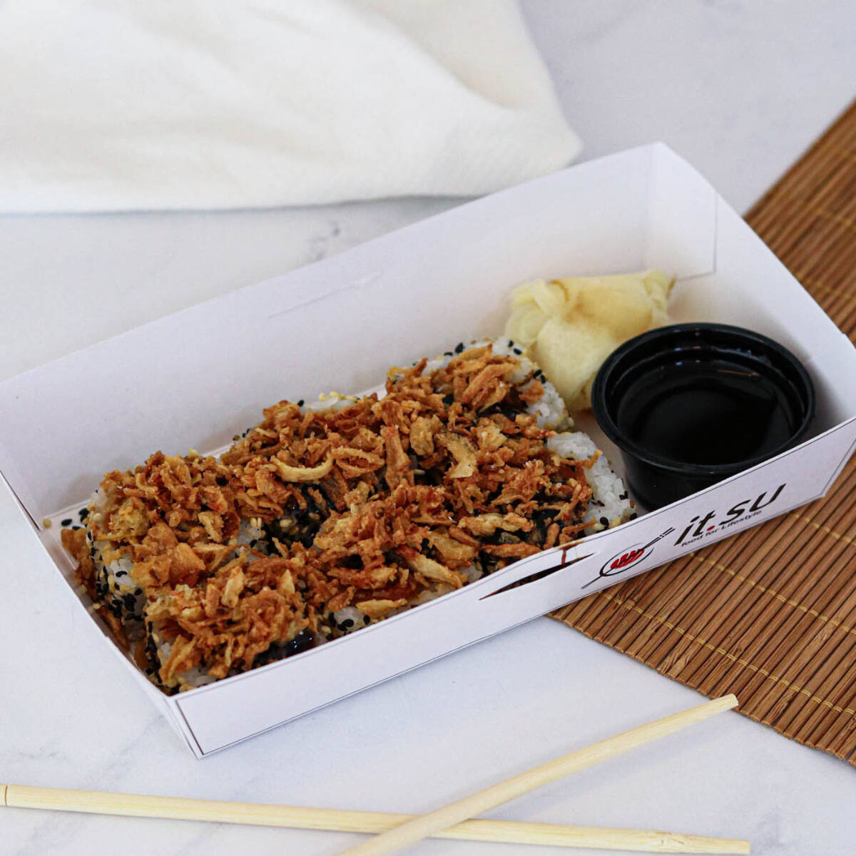 Salmão, arroz de sushi, gergelim, avocado, alga nori, gengibre marinado, cebola frita (crispy), molhos teriyaki e ssamjang, shoyu.