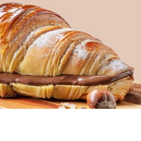 Delicioso croissant amanteigado century de 120g, recheado com creme de avelã Original Nutella.