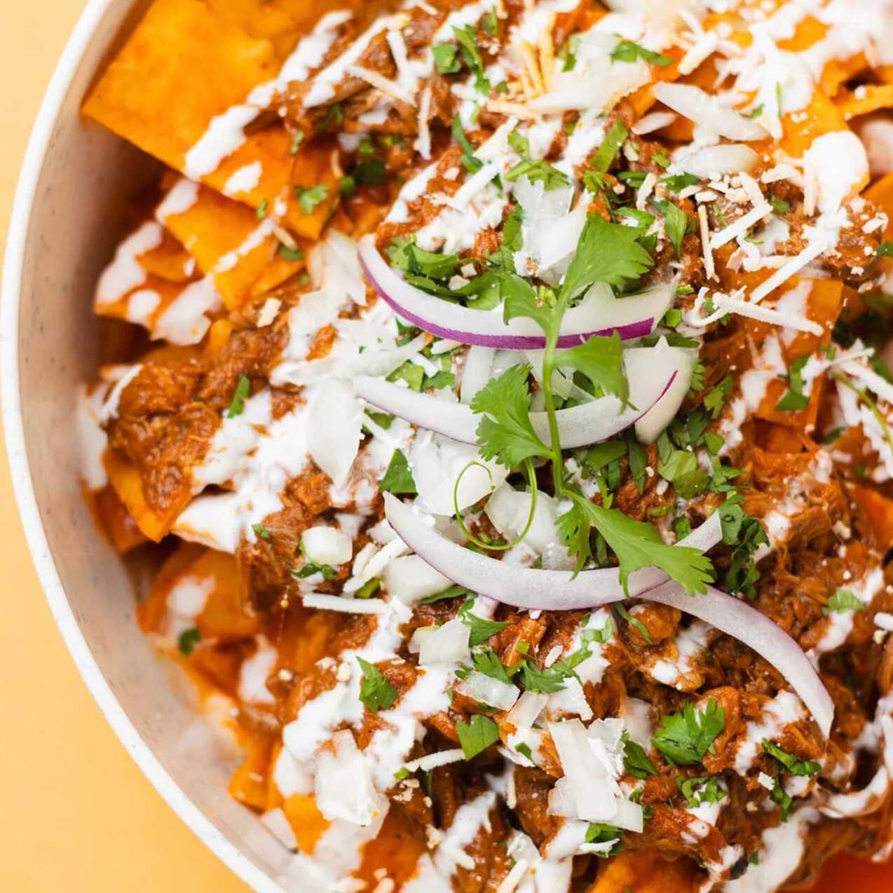 CHILAQUILES CON BIRRIA