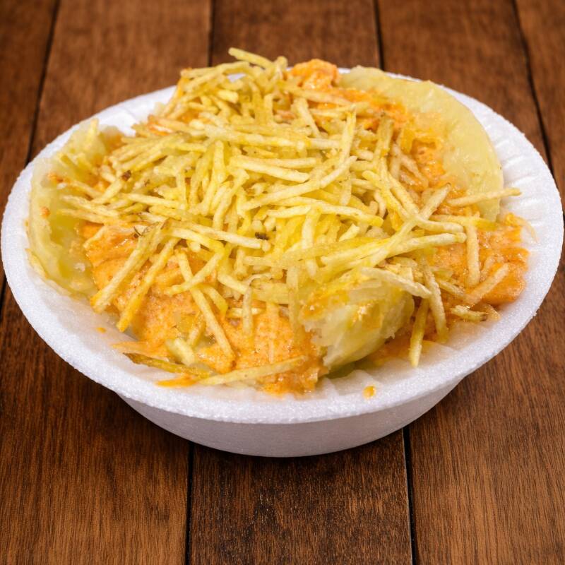 Batata assada recheada com strogonoff de frango, muçarela, batata palha e molho especial.