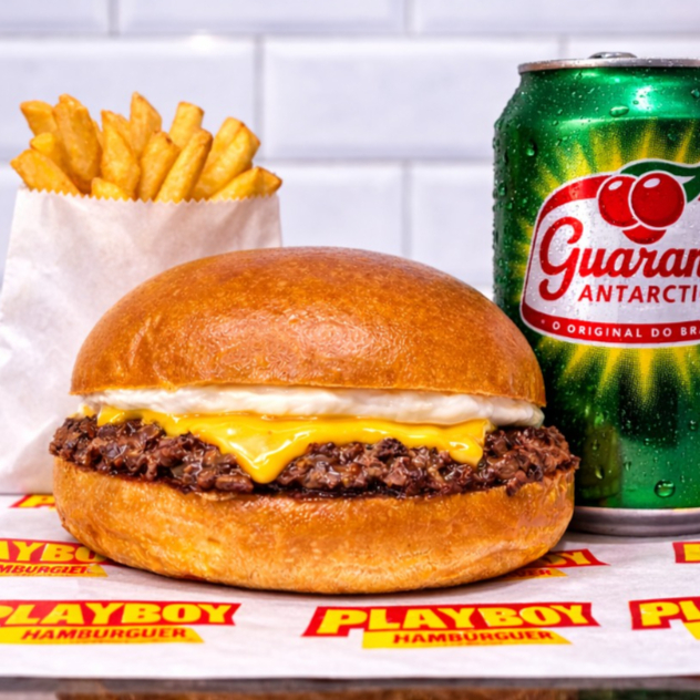 Hambúrguer smash com carne bem fininha, suculenta e grelhada, queijo cheddar derretido na medida certa, servido no pão macio e levemente tostado. Acompanha batata frita dourada e crocante e 1 Antartica lata bem gelada.