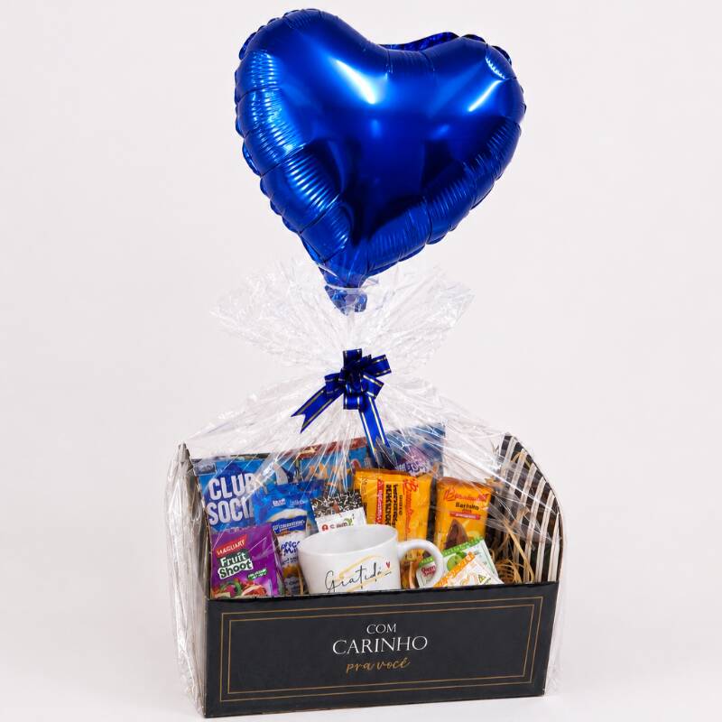 A Cesta de Presente Especial é um presente encantador e pensado com carinho. Esta cesta repleta de amor traz 11 itens cuidadosamente escolhidos para encantar e surpreender. Além disso vai com uma xicara personalizada escrito “amor” e um lindo coração azul. Embalada em celofane e laço.