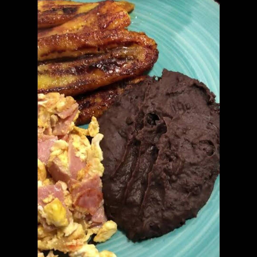 HUEVOS CON JAMON Y FRIJOLES